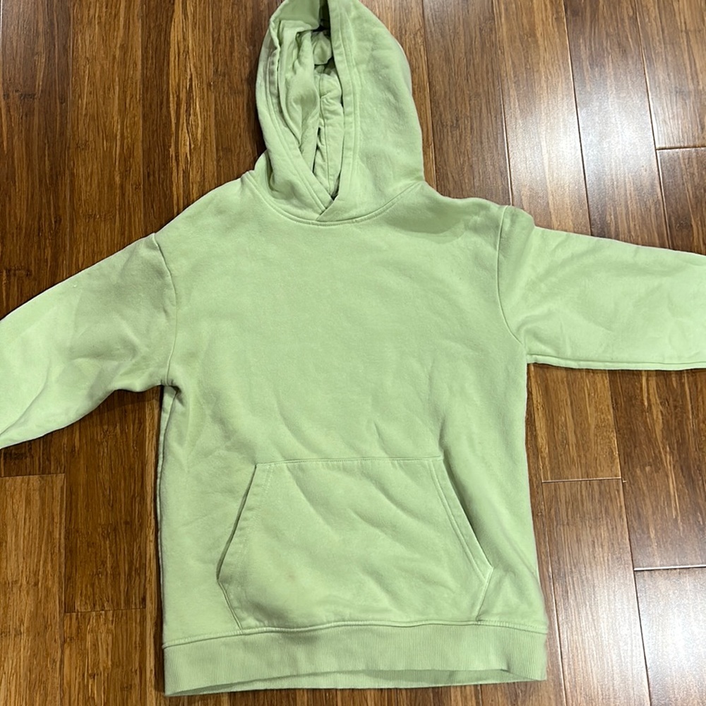 H&M soft girls green hoodie size 12. Worn a couple times. Excellent condition!